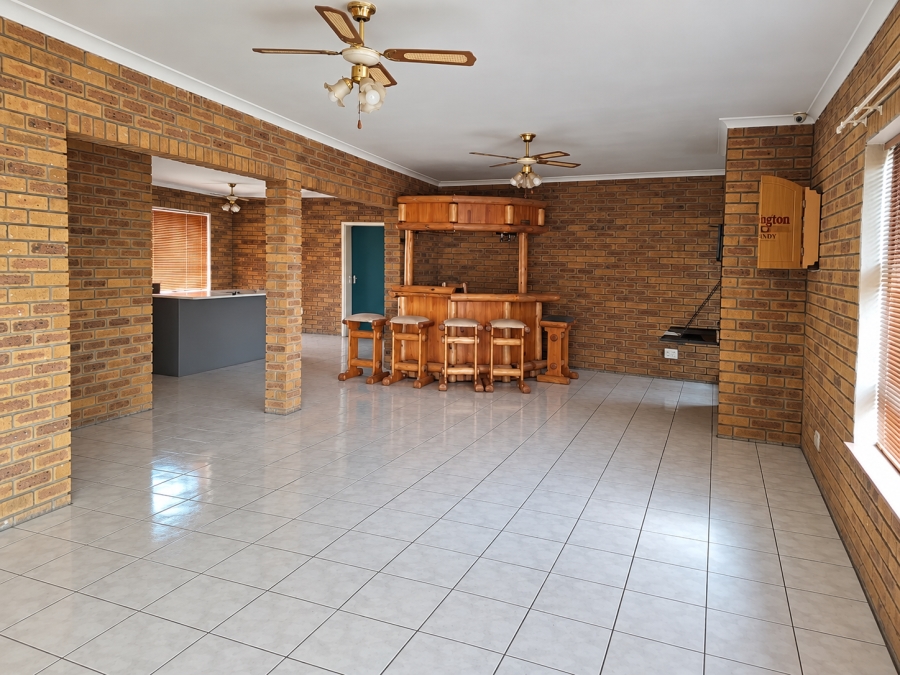 To Let 4 Bedroom Property for Rent in Rouxville Western Cape